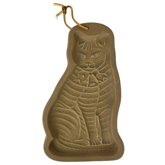 Vintage 1981 Hartstone Pottery Sitting Tabby Cat Cookie Mold - Picture 1 of 3